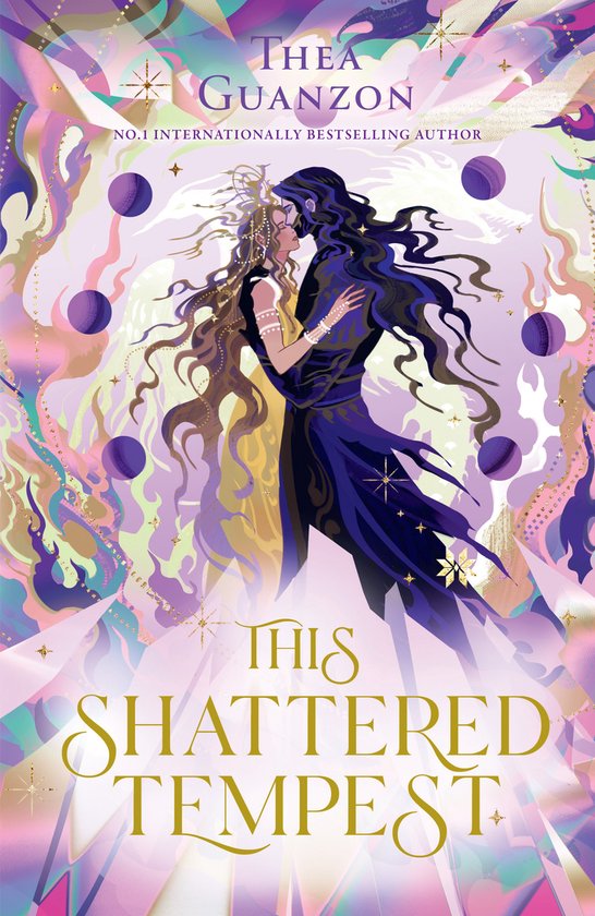 Couverture du livre 'This Shattered Tempest' avec un homme et une femme s'enlaçant, entourés de sphères violettes et de décorations dorées.
