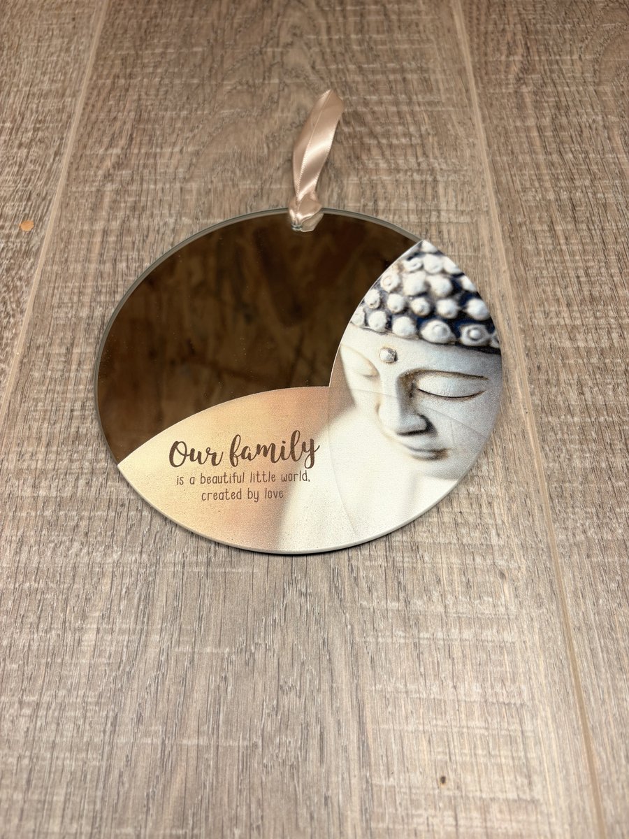 Ronde Spiegelhanger met Boeddha & Inspirerende Tekst – Wanddecoratie met Satijnen Ophanglint – Family Decoratie