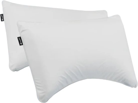 Twee witte kussens met een zwart logo label, op een witte achtergrond.