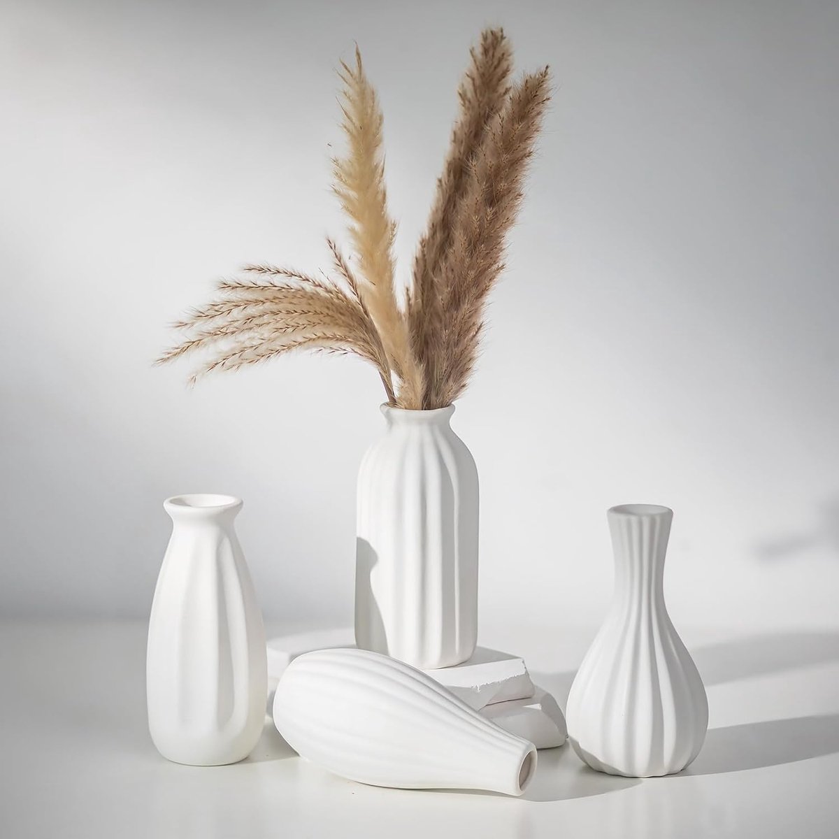 Thijox - Set van 4 Kleine Witte Keramische Vazen - Decoratieve Bloemknop Vazen voor Thuis, Badkamer, Planken Decor - Rustiek Boho Geribbeld Middenstuk