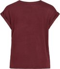 De achterkant van een bordeauxrode t-shirt met korte, omgeslagen mouwen en een ronde hals. De stof is licht verkreukeld.
