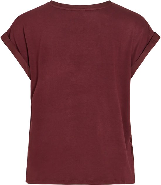 De achterkant van een bordeauxrode t-shirt met korte, omgeslagen mouwen en een ronde hals. De stof is licht verkreukeld.