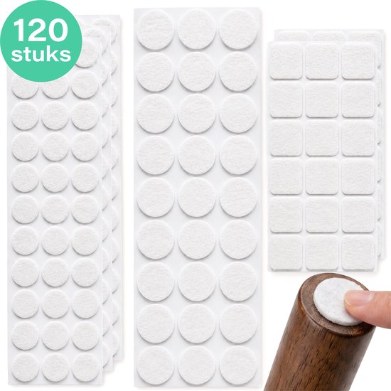 Emballage de 120 patins blancs, ronds et carrés, de différentes tailles. Une main place un patin rond sur un pied de chaise en bois.