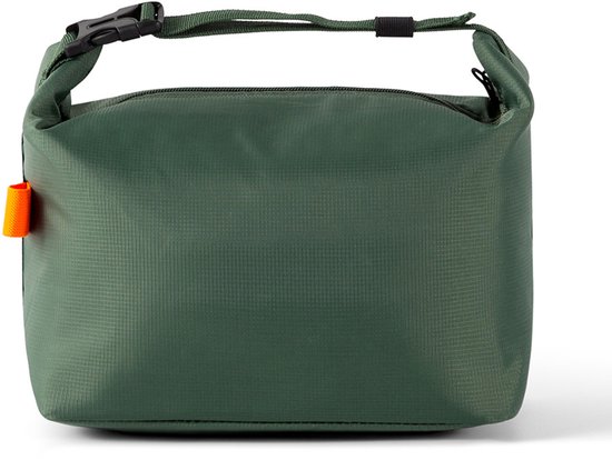 Vue de face d'un sac à déjeuner vert avec une boucle et une languette orange.