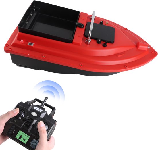 Rode voerboot met zwarte bak, met een hand die een 2.4G afstandsbediening vasthoudt.