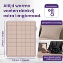 Dimensieschema van een taupe dekbed 140x220cm en een kussen 60x70cm. 'Altijd warme voeten dankzij extra lengtemaat'.