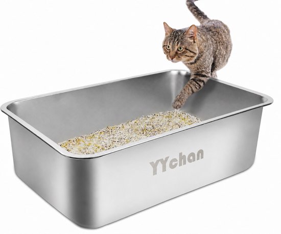 Un chat tigré entre dans une litière métallique argentée et spacieuse remplie de litière. Le logo "YYchan" est visible.