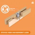Detailopname van een houten wasknijper, met een veer van bewerkt ijzer.