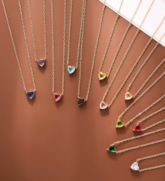 Gouden kettingen met hartvormige, gekleurde edelstenen in paars, blauw, roze, zwart, cyaan, geel, groen en rood.