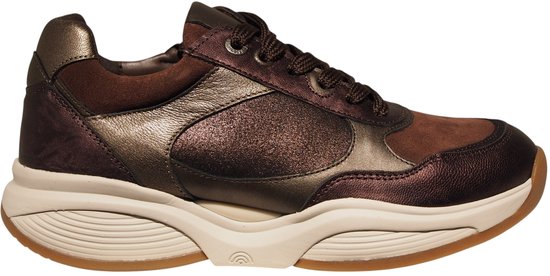 Basket lacée marron femme avec des détails cuivre et métalliques, vue de côté.