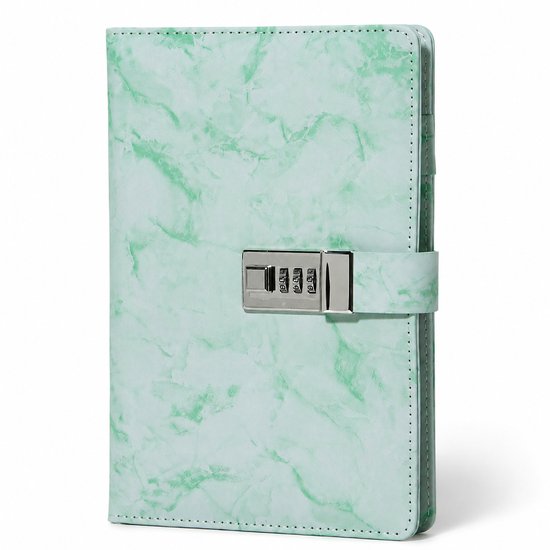 Lichtgroen marmerpatroon notitieboek met zilverkleurig cijferslot, op witte achtergrond.