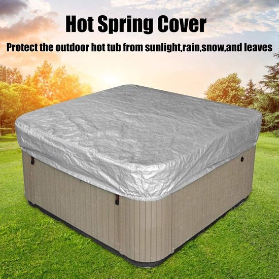 Zilverkleurige, waterdichte hot spring cover op een beige kuip in een tuin.