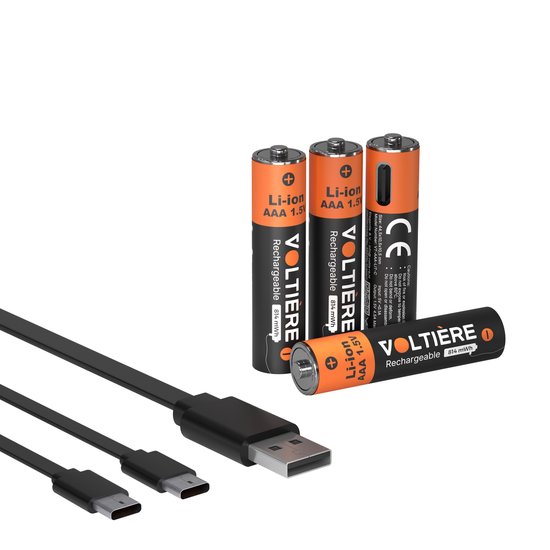 Vier oranje met zwarte VOLTIERE AAA 1.5V oplaadbare batterijen en twee USB C-kabels.