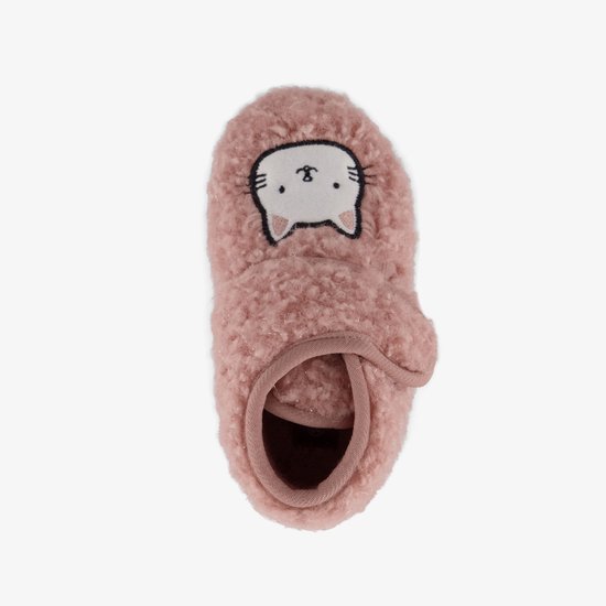 Bovenkant van roze teddy pantoffel met klittenbandsluiting en geborduurde kattenkop.
