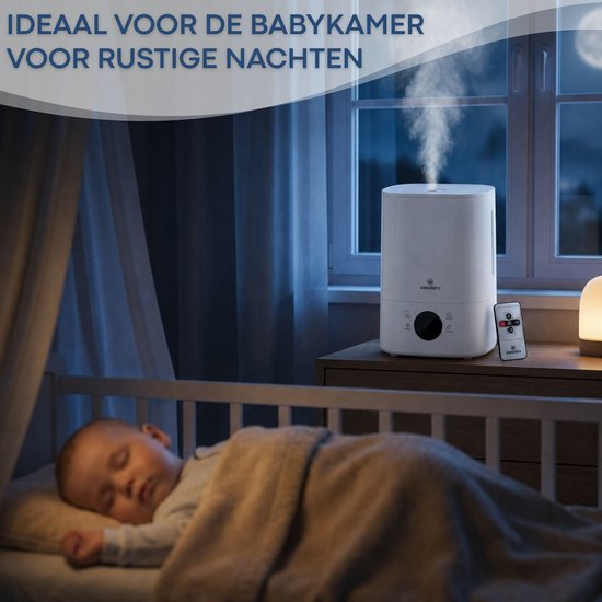 Witte Aironex luchtbevochtiger met baby op de achtergrond, in een slaapkamer bij nacht.