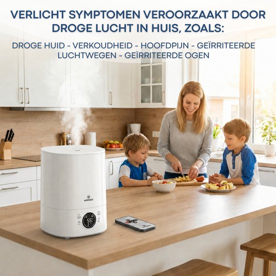 Een gezin aan een keukentafel, met een witte Aironex luchtbevochtiger op het aanrecht.