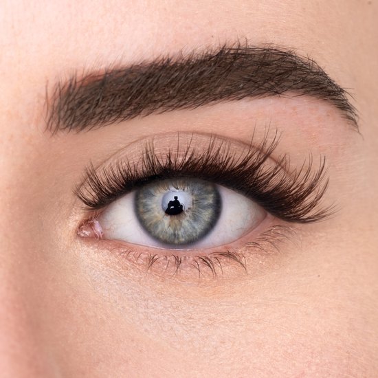 Close-up van een blauw oog met lange, volle nepwimpers.