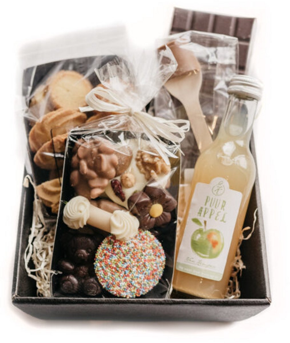 Vierkante zwarte cadeaudoos met chocolade en koekjes