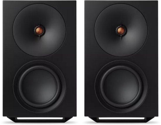 Paar zwarte boekenplankspeakers met ronde, oranje-gouden tweeter en woofer.