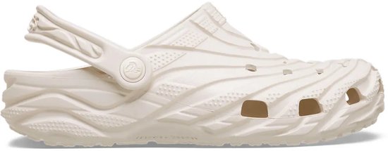 Sabot Crocs blanc à relief ondulé, vue latérale.