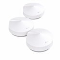 Drie witte, ronde wifi-routers met het TP-Link logo, geplaatst op een witte achtergrond.