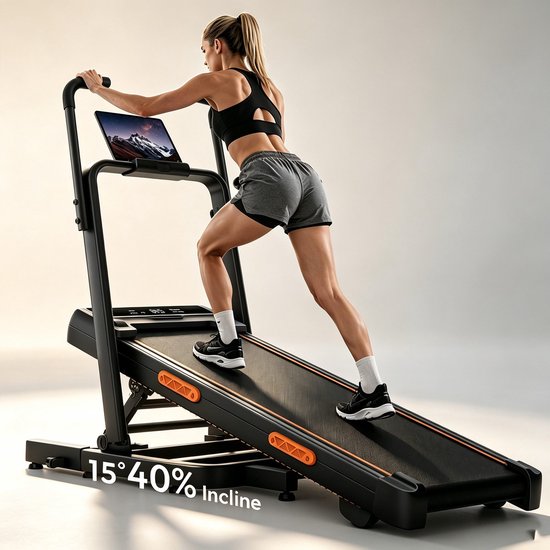 Vrouw traint op een zwarte loopband met oranje accenten en 15° tot 40% helling. Ze kijkt naar een laptop.