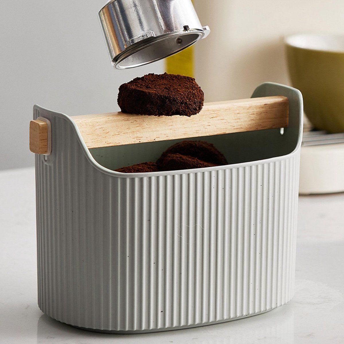 Uitklopbak Koffie - 1300 ml – Knockbox met Afneembare Binnenbak en Houten Klopstang – Afklopbak - Koffiedrab Emmer - Koffiedikbak voor Espresso & Portafilter – Beige