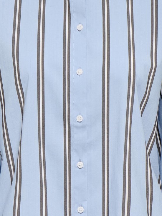 Chemise bleu clair à rayures verticales blanches, grises et gris foncé, avec des boutons blancs.