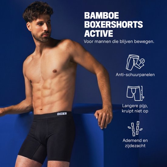 Model draagt zwarte BOXR bamboe boxershort active. Iconen voor "Anti-schuurpanelen", "Langere pijp, kruipt niet op" en "Ademend en zijdezacht".
