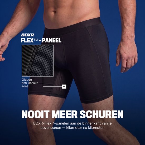 Man draagt zwarte BOXR boxershort met BOXR-Flex panelen aan de binnenzijde van de bovenbenen voor "gladde anti-schuur zones".