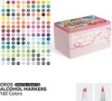 Arrtx OROS 160 kleuren stiften met zowel kwast-tip als beitel-tip, getoond in een roze bewaarkist en een kleurenkaart.