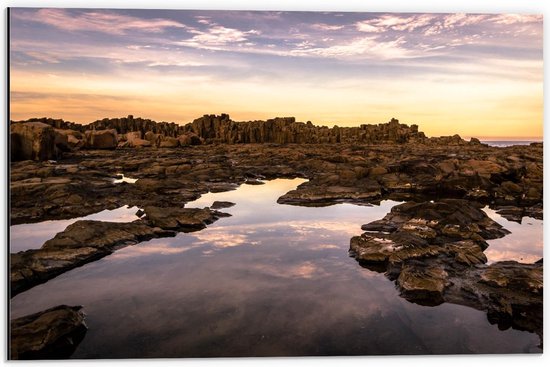 Dibond - Rotsen bij Bijzonder Landschap - 60x40cm Foto op Aluminium (Wanddecoratie van metaal)