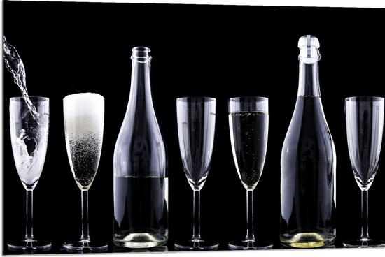 Dibond - Champagne Glazen en Flessen op Zwarte Achtergrond  - 90x60cm Foto op Aluminium (Wanddecoratie van metaal)