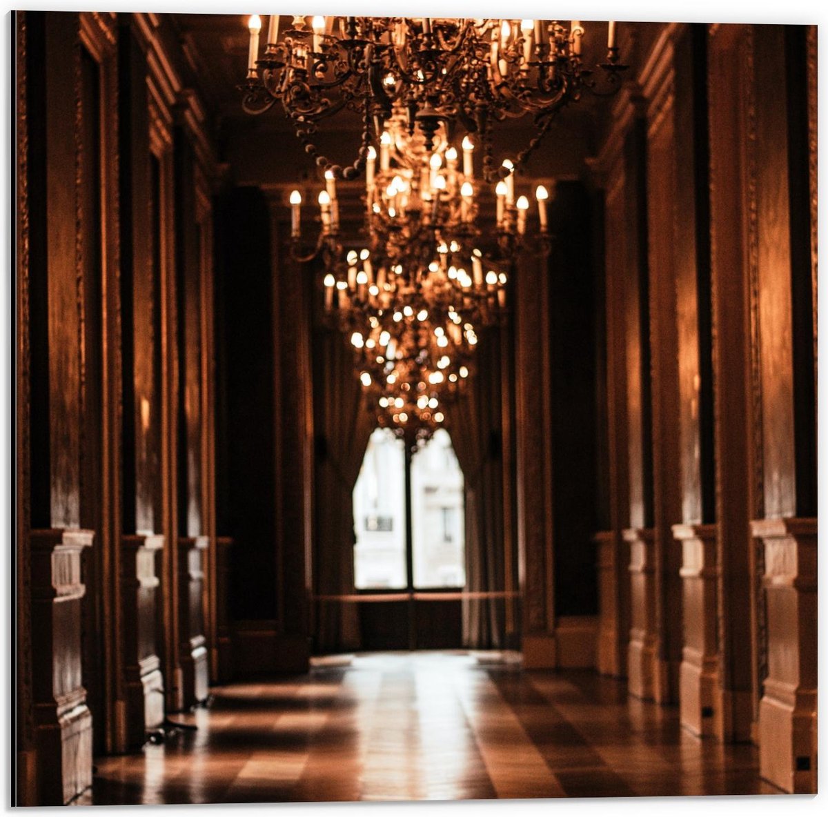Dibond - Gang in Paleis met Kroonluchter - 50x50cm Foto op Aluminium (Met Ophangsysteem)