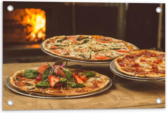 Tuinposter – Drie Pizza's met Openhaard - 60x40cm Foto op Tuinposter  (wanddecoratie voor buiten en binnen)