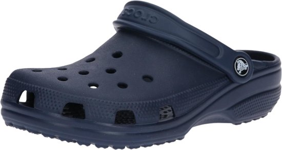 Sabot Crocs bleu marine avec bride, perforations et texture sur le côté.