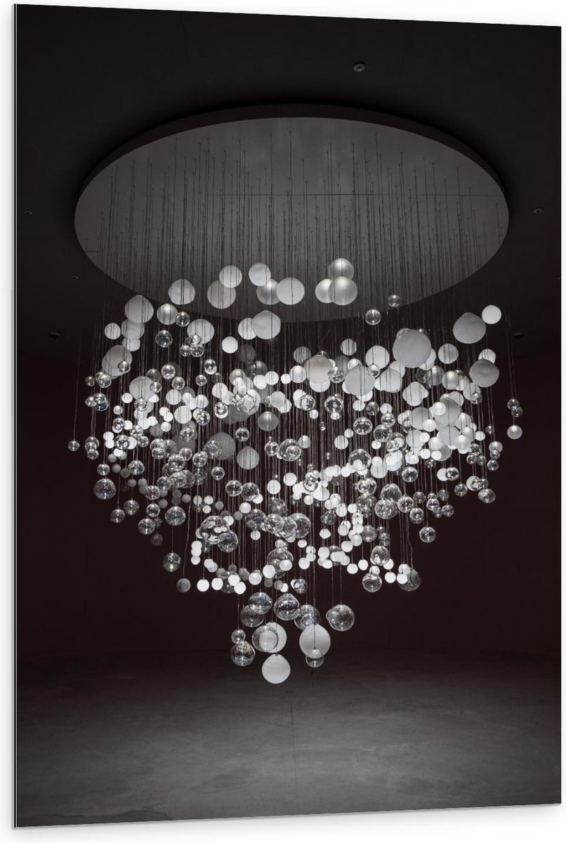 Dibond - Mega Kroonluchter (zwart/wit) - 80x120cm Foto op Aluminium (Wanddecoratie van met