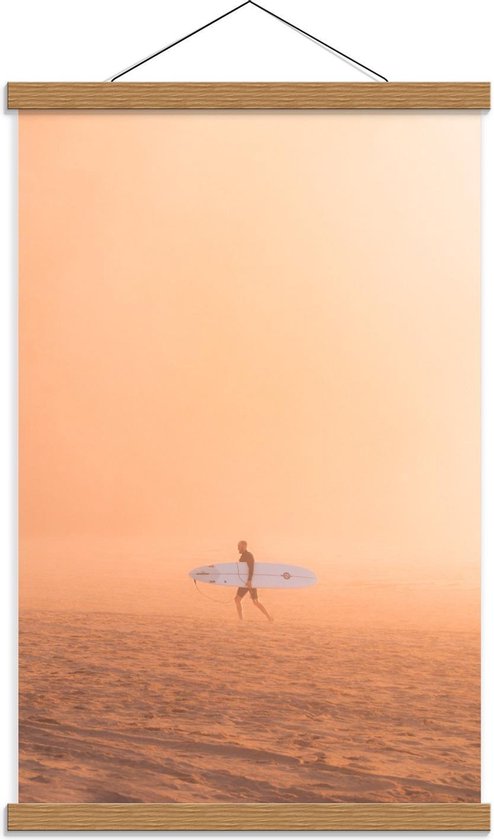 Schoolplaat – Surfer op Strand - 40x60cm Foto op Textielposter (Wanddecoratie op Schoolplaat)