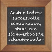 Wijsheden op krijtbord tegel over Moederdag met spreuk :Achter iedere succesvolle schoonzoon staat een stomverbaasde schoonmoeder