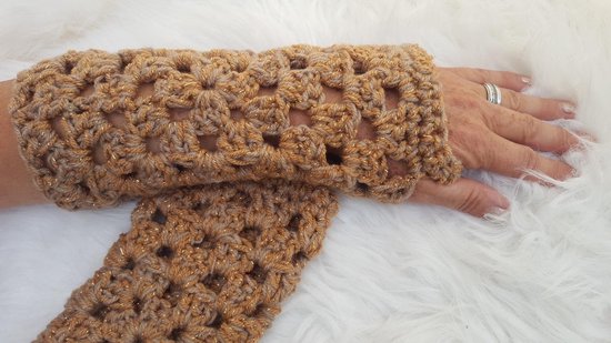 Handgemaakte dames vingerloze handschoenen / polswarmers in bruin met glinsterdraad gehaakt. Maat L / XL