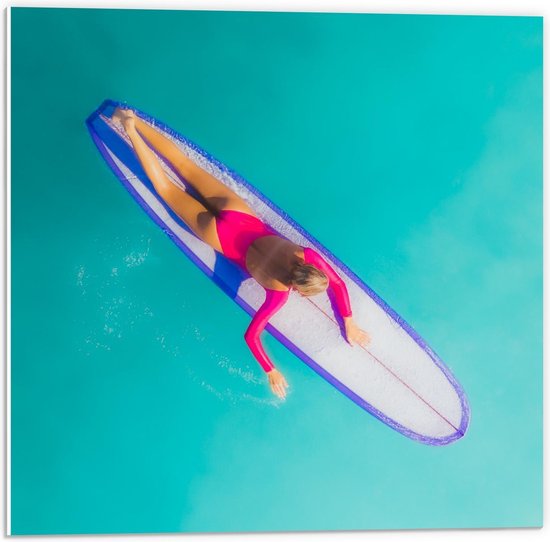Forex - Bovenaanzicht Vrouw op Surfplank - 50x50cm Foto op Forex