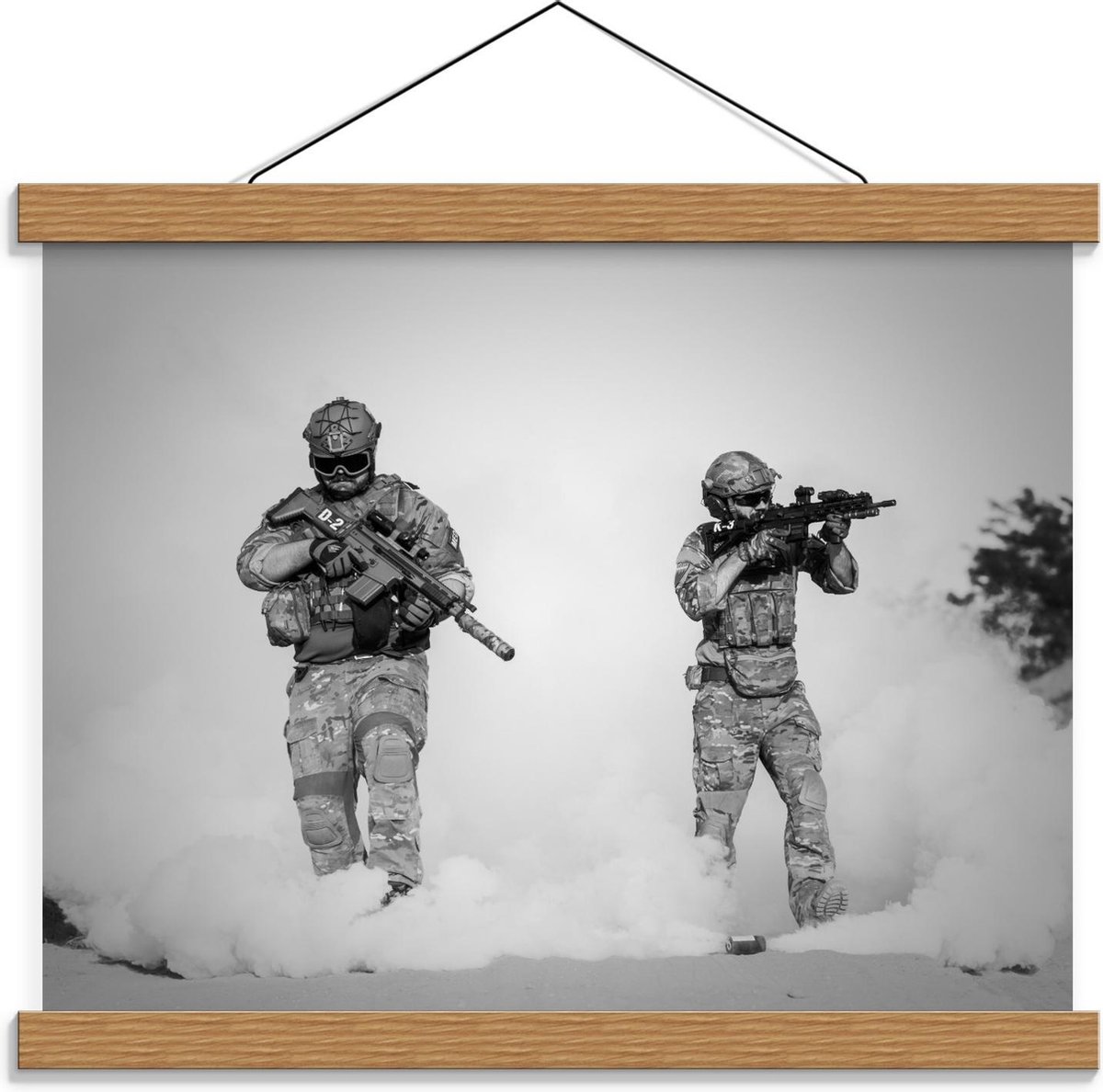 Schoolplaat – Soldaten in Stofwolk (zwart/wit) - 40x30cm Foto op Textielposter (Wanddecoratie op Schoolplaat)