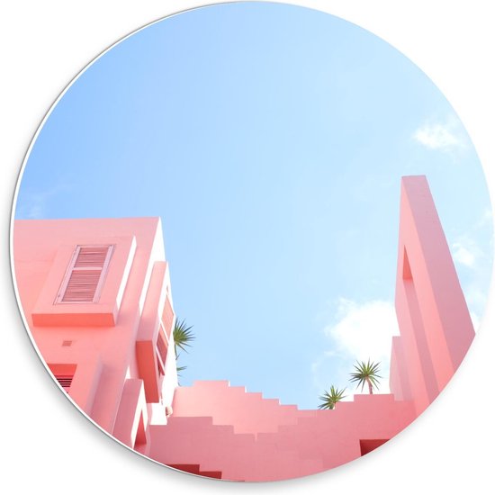 Forex Wandcirkel - Pastel Roze Gebouw met Blauwe Lucht  - 30x30cm Foto op Wandcirkel (met ophangsysteem)