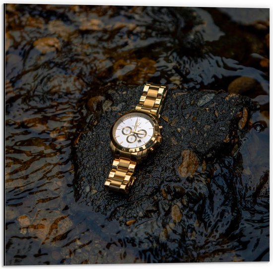 Dibond - Goude Horloge op Waterige Steen - 50x50cm Foto op Aluminium (Met Ophangsysteem)