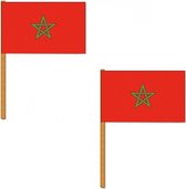Set van 2x stuks luxe zwaaivlaggen Marokko 30 x 45 cm op houten stok - Hand vlaggetjes - landen decoraties versieringen