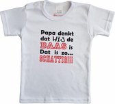 Wit baby shirt met "Papa denkt dat hij de baas is. Dat is zo... Schattig!!!" - maat 92 - vaderdag, cadeautje, kraamcadeau, grappig, geschenk, baby, tekst