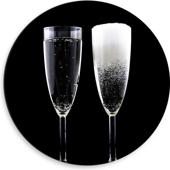 Dibond Wandcirkel - Champagne Glazen op Zwarte Achtergrond  - 50x50cm Foto op Aluminium Wandcirkel (met ophangsysteem)