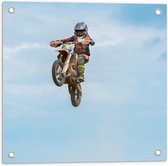 Tuinposter – Motorcrosser in de Lucht - 50x50cm Foto op Tuinposter  (wanddecoratie voor buiten en binnen)