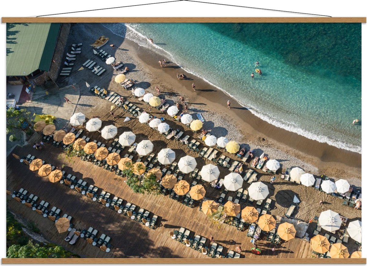 Schoolplaat – Groot Strand met Parasols en Blauwe Zee - 150x100cm Foto op Textielposter (W