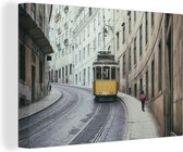 Canvas Schilderij De gele tram rijdt omhoog in de steile straten van Lissabon - 60x40 cm - Wanddecoratie